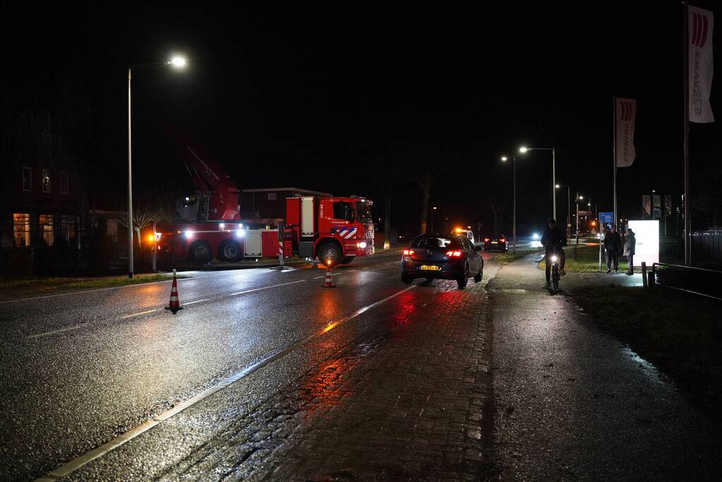 Brandweer veegt schoorsteen na brand