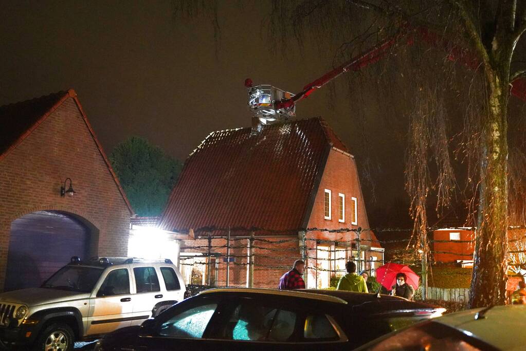 Brandweer veegt schoorsteen na brand