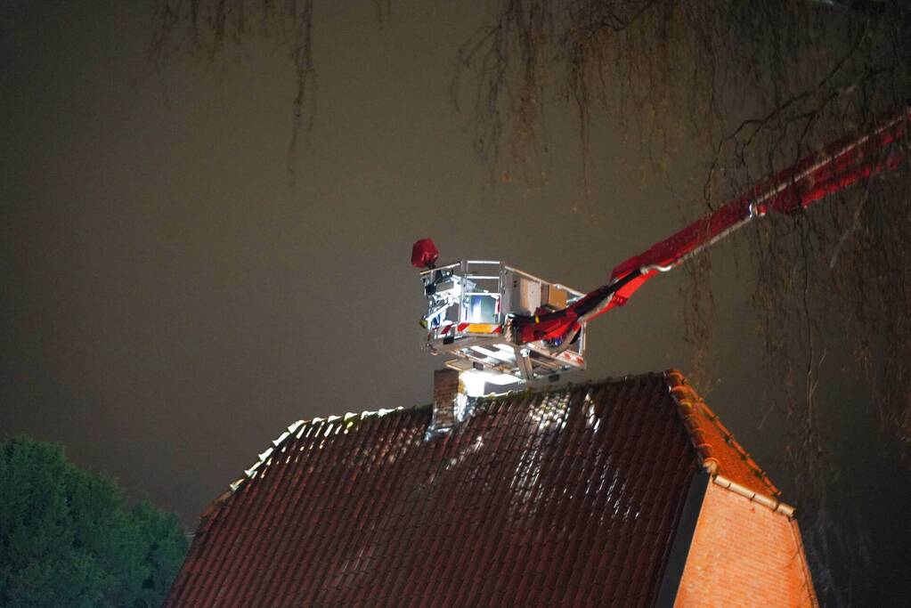 Brandweer veegt schoorsteen na brand