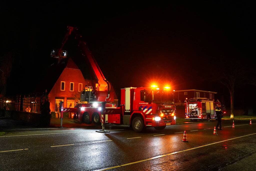 Brandweer veegt schoorsteen na brand
