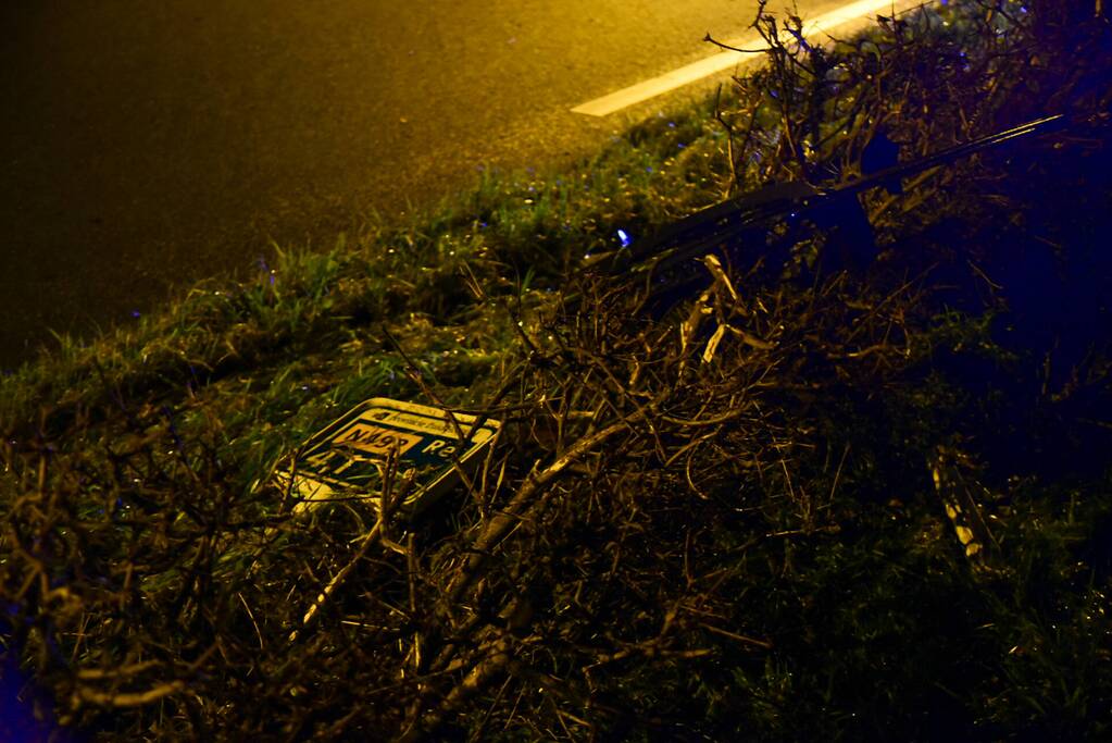 Automobilist crasht in berm