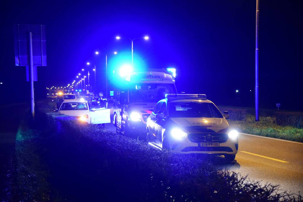 Automobilist crasht in berm