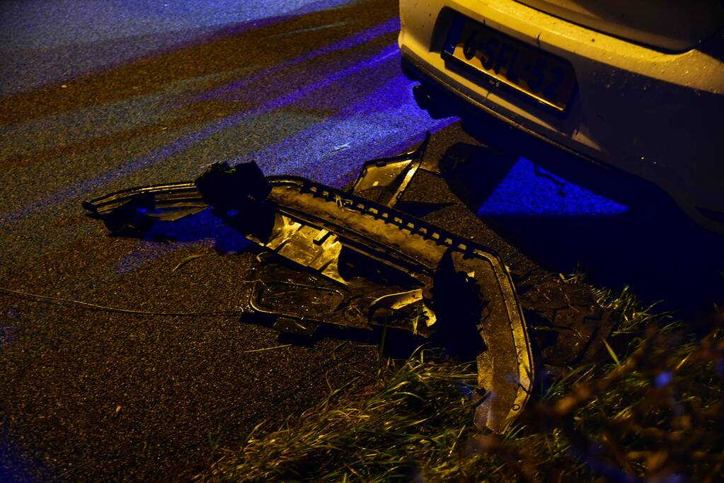 Automobilist crasht in berm