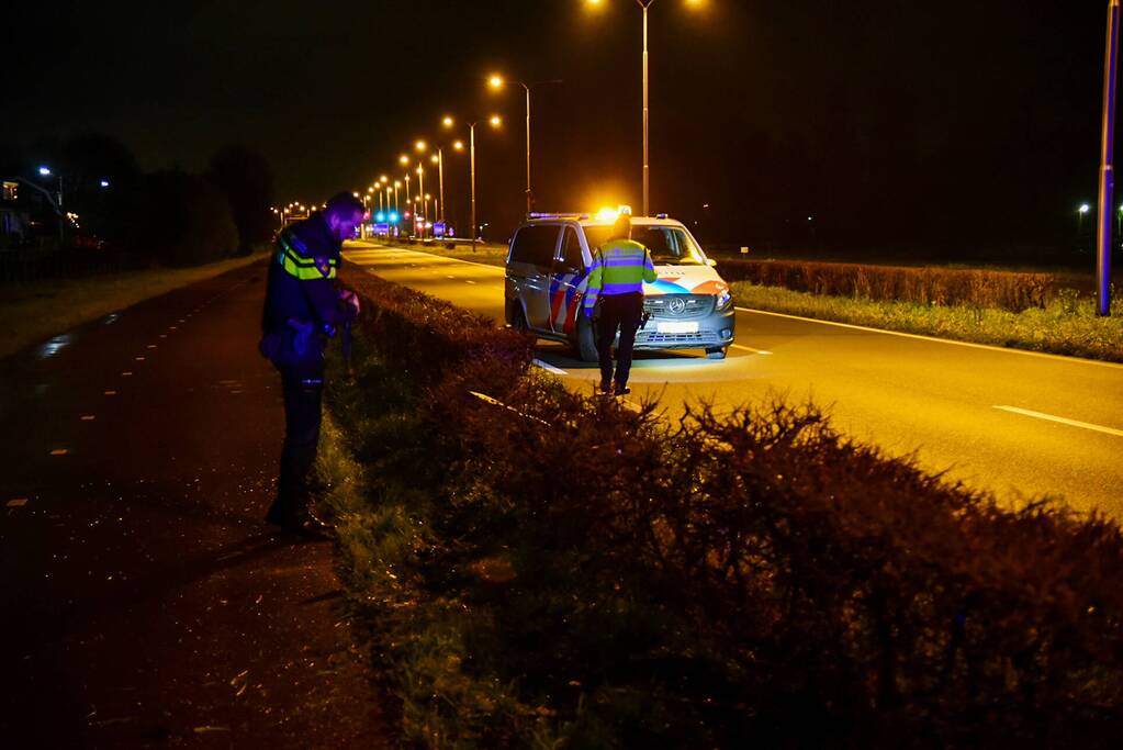 Automobilist crasht in berm