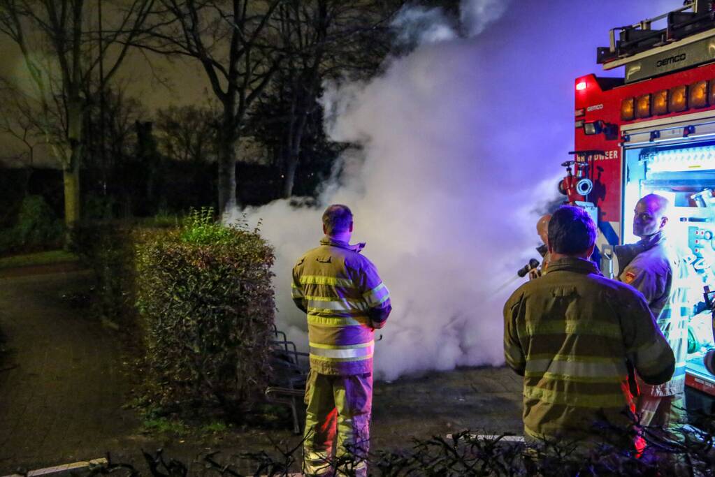 Snorfiets volledig uitgebrand bij fietsenstalling van voetbalclub
