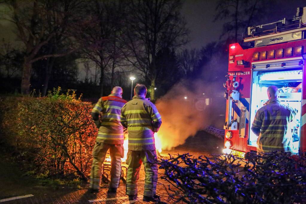 Snorfiets volledig uitgebrand bij fietsenstalling van voetbalclub