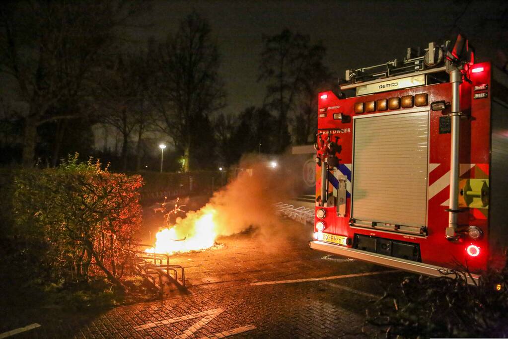 Snorfiets volledig uitgebrand bij fietsenstalling van voetbalclub