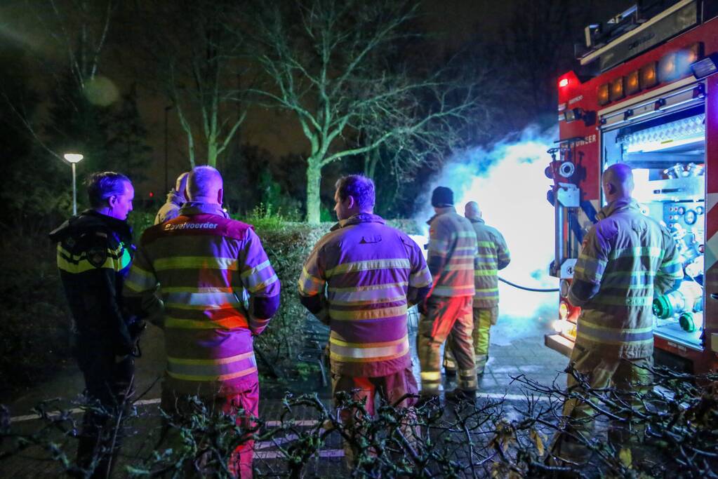 Snorfiets volledig uitgebrand bij fietsenstalling van voetbalclub
