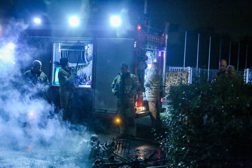 Snorfiets volledig uitgebrand bij fietsenstalling van voetbalclub