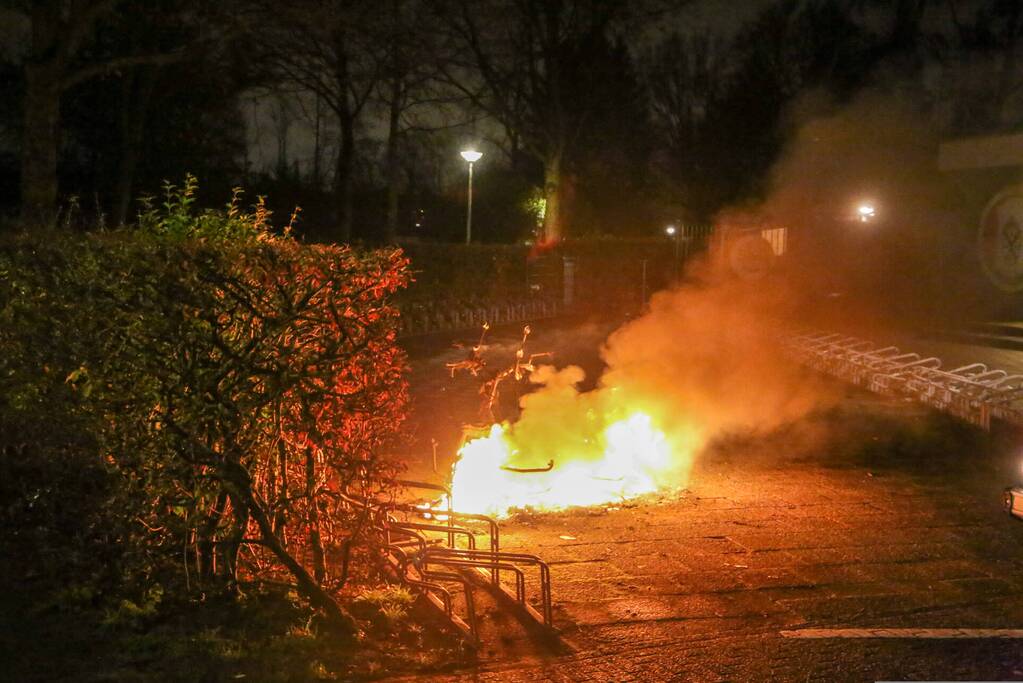Snorfiets volledig uitgebrand bij fietsenstalling van voetbalclub
