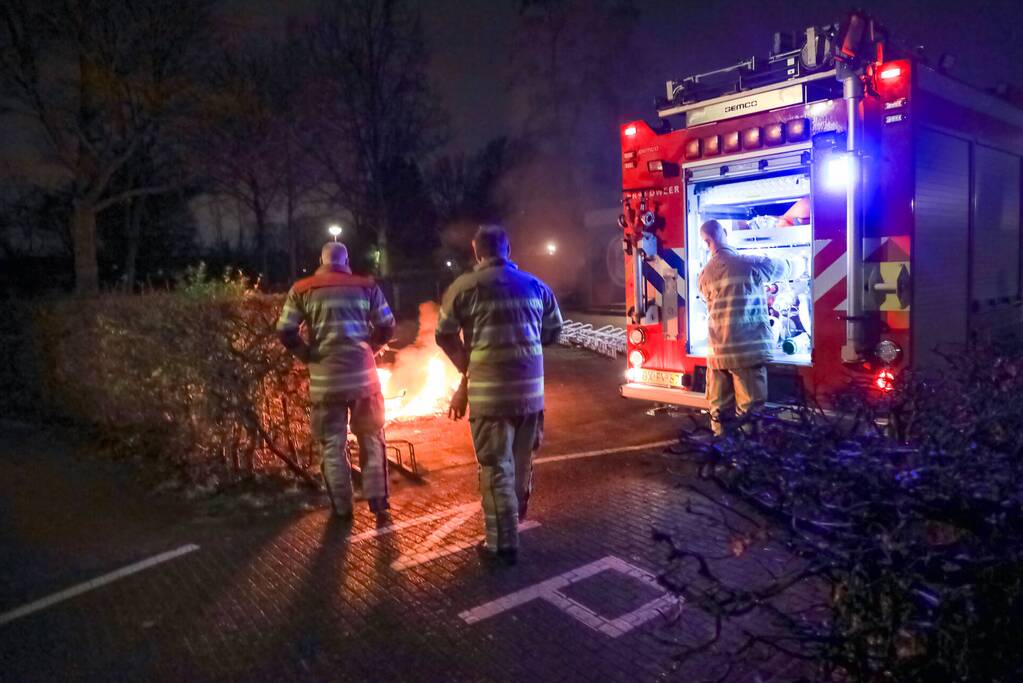 Snorfiets volledig uitgebrand bij fietsenstalling van voetbalclub