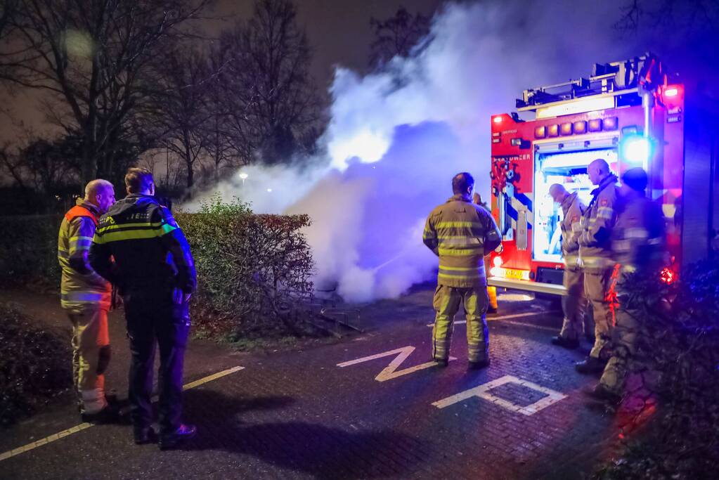 Snorfiets volledig uitgebrand bij fietsenstalling van voetbalclub