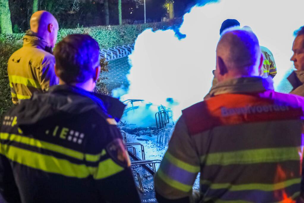 Snorfiets volledig uitgebrand bij fietsenstalling van voetbalclub