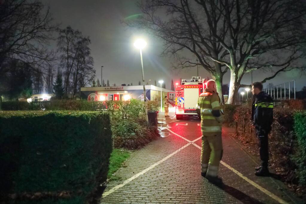 Snorfiets volledig uitgebrand bij fietsenstalling van voetbalclub