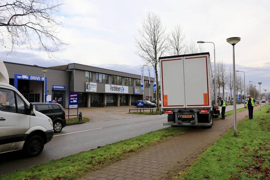 Oplegger raakt los van vrachtwagen bedrijventerrein De Isselt
