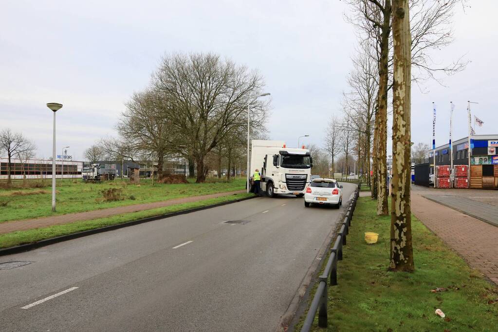 Oplegger raakt los van vrachtwagen bedrijventerrein De Isselt