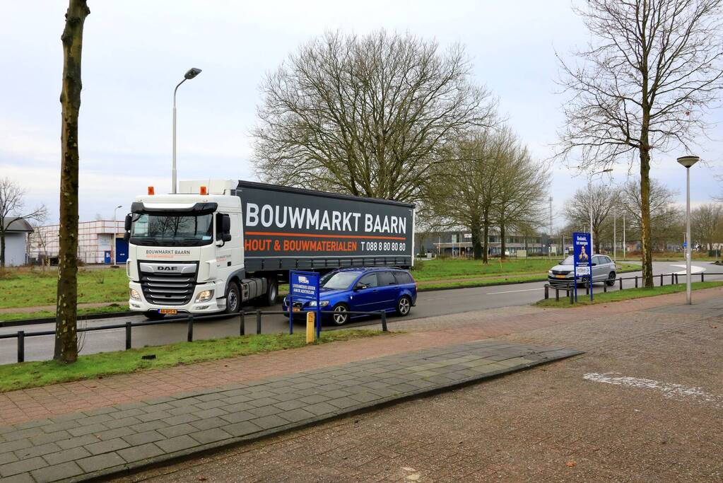Oplegger raakt los van vrachtwagen bedrijventerrein De Isselt