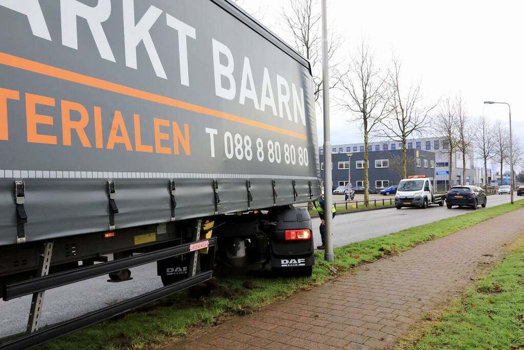Oplegger raakt los van vrachtwagen bedrijventerrein De Isselt