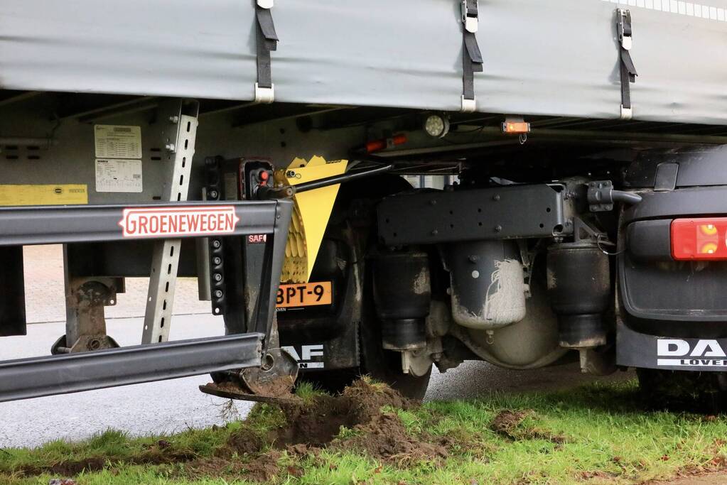 Oplegger raakt los van vrachtwagen bedrijventerrein De Isselt