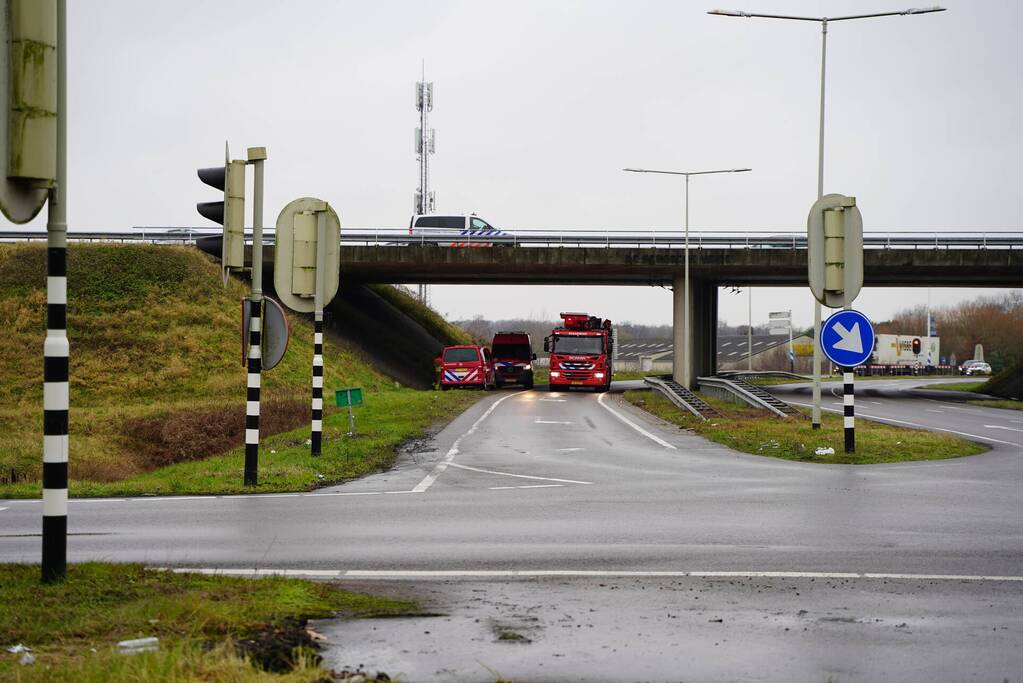 Hulpdiensten redden vrouw van viaduct