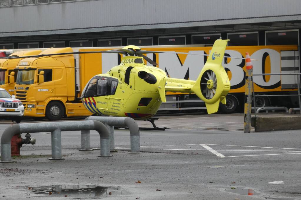 Traumahelikopter landt op terrein Distributiecentrum Jumbo