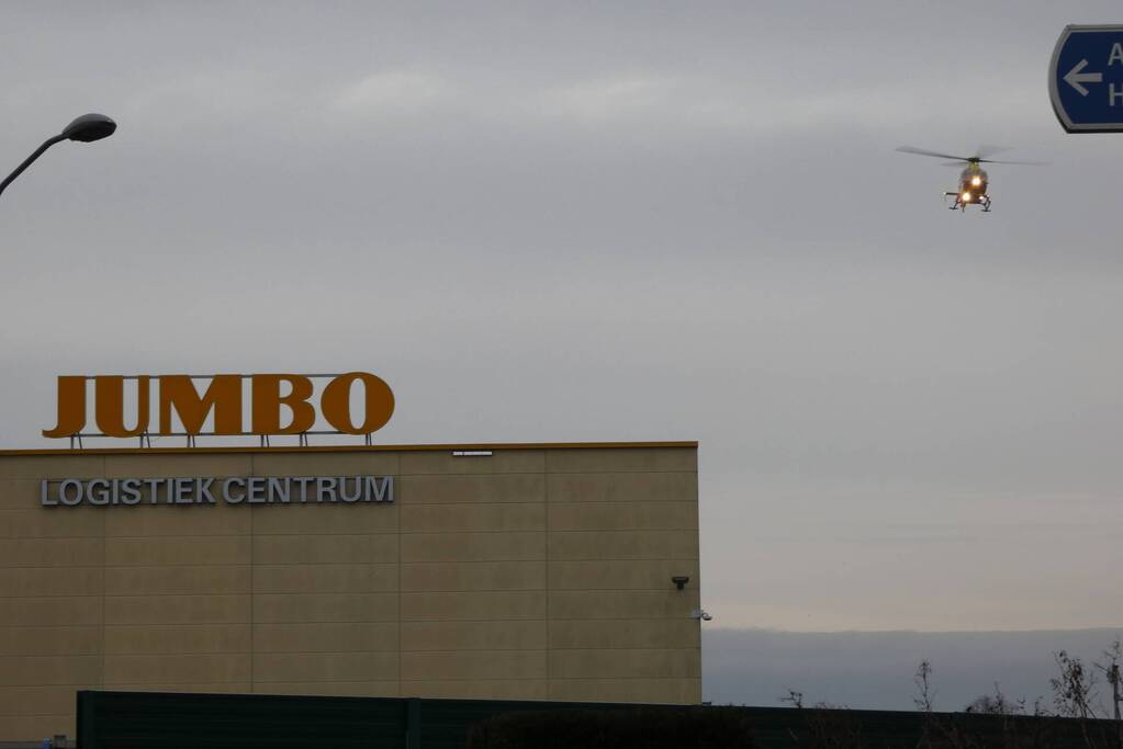 Traumahelikopter landt op terrein Distributiecentrum Jumbo