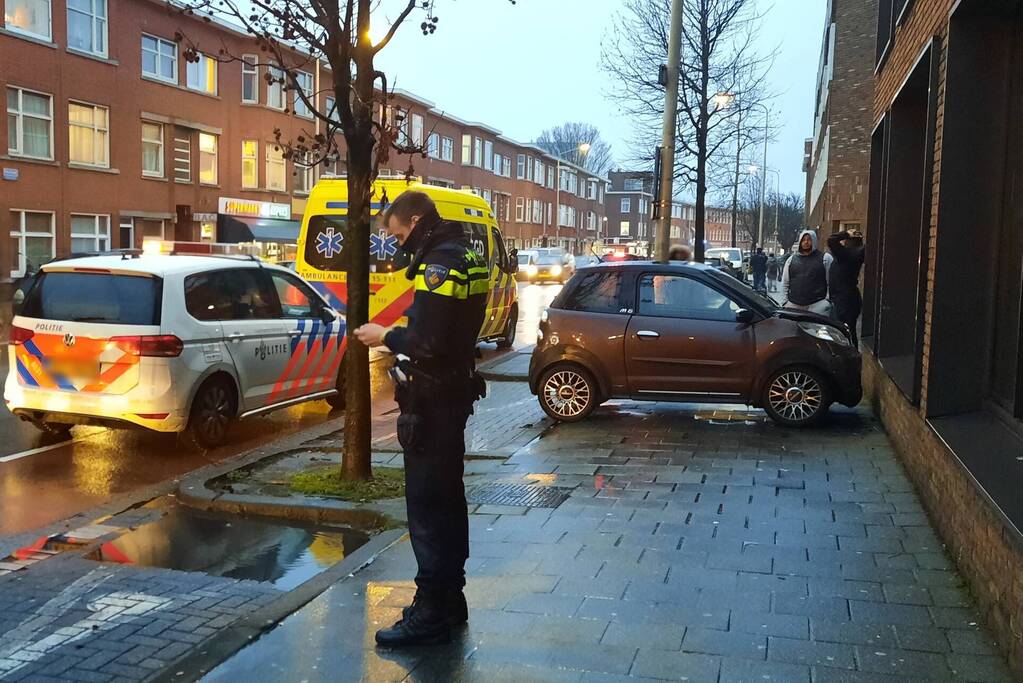 Bestuurder van brommobiel rijdt tegen appartementengebouw