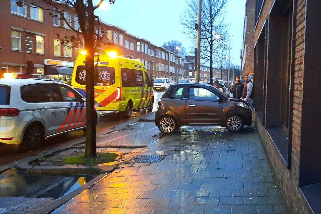 Bestuurder van brommobiel rijdt tegen appartementengebouw
