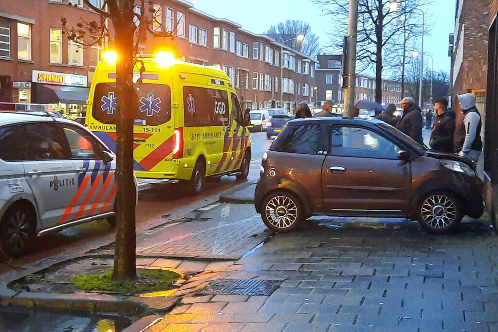 Bestuurder van brommobiel rijdt tegen appartementengebouw