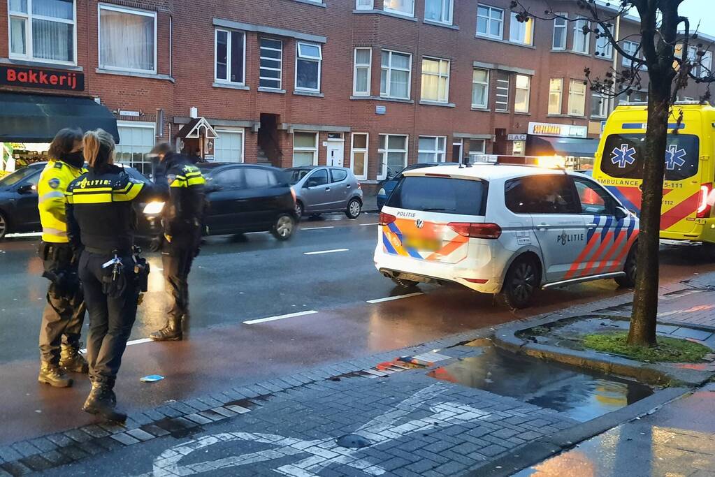 Bestuurder van brommobiel rijdt tegen appartementengebouw