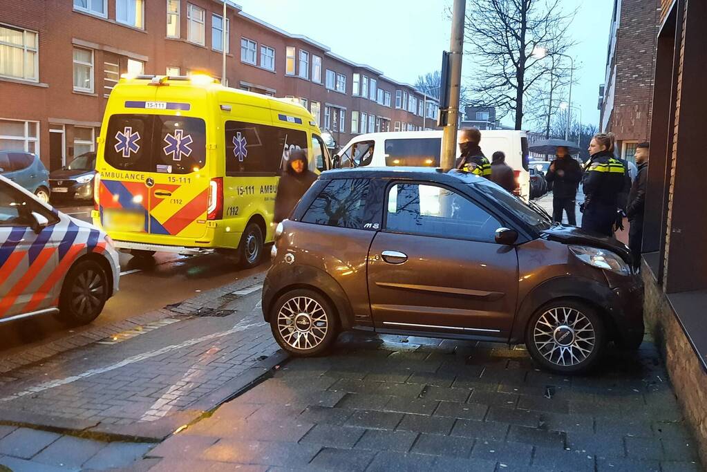 Bestuurder van brommobiel rijdt tegen appartementengebouw
