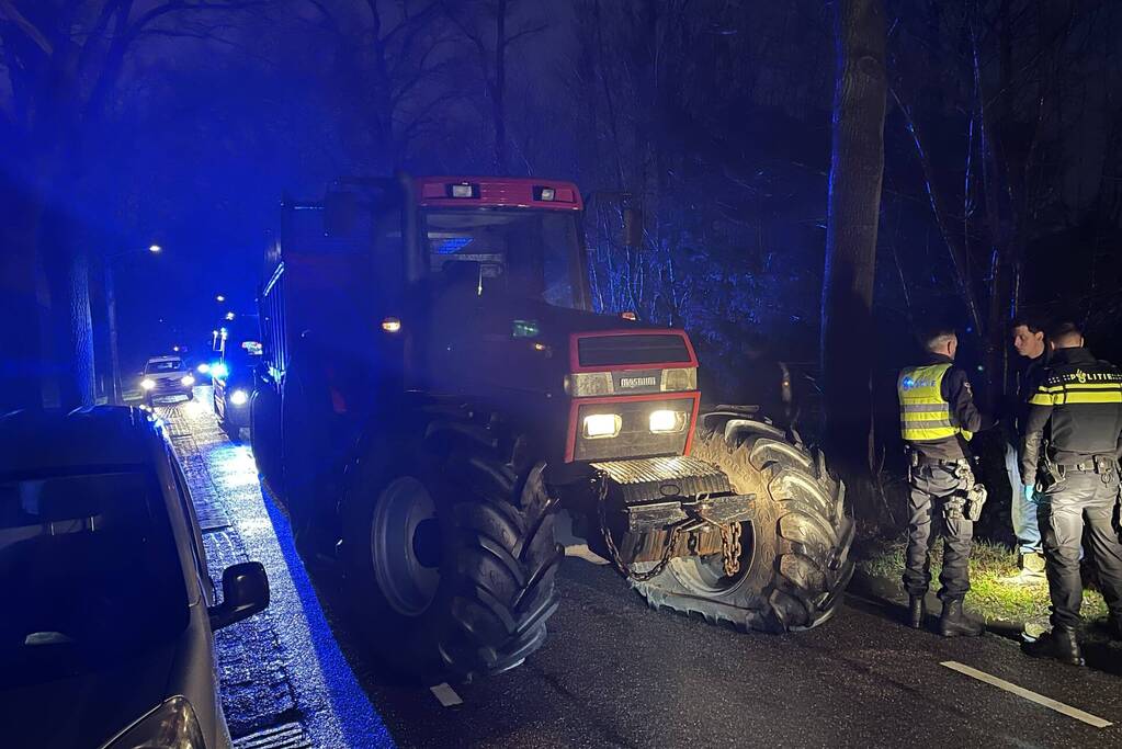 Automobilist belandt na botsing met tractor in de sloot