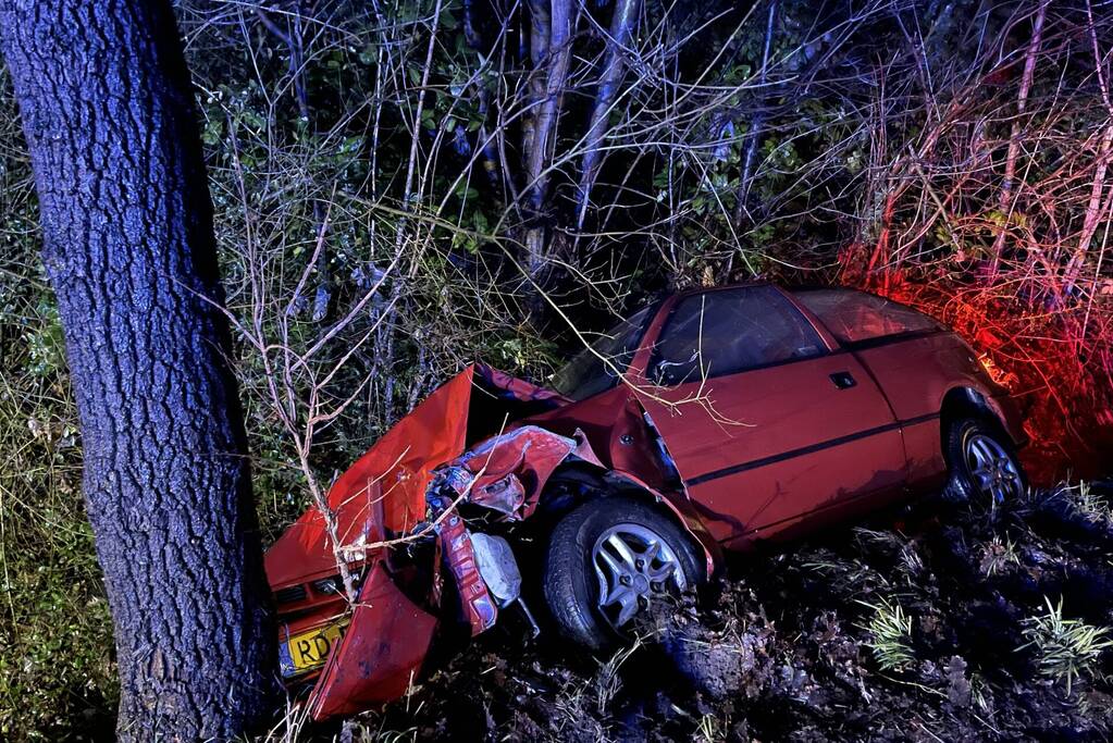 Automobilist belandt na botsing met tractor in de sloot