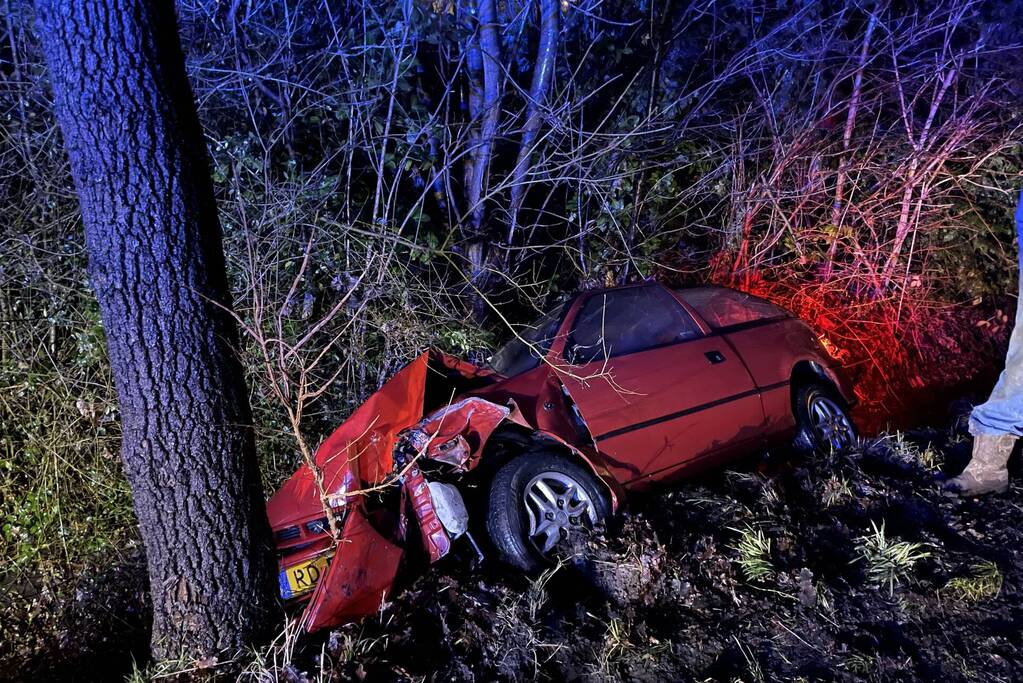 Automobilist belandt na botsing met tractor in de sloot