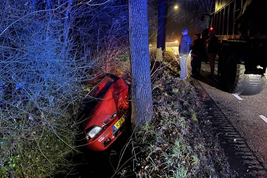 Automobilist belandt na botsing met tractor in de sloot