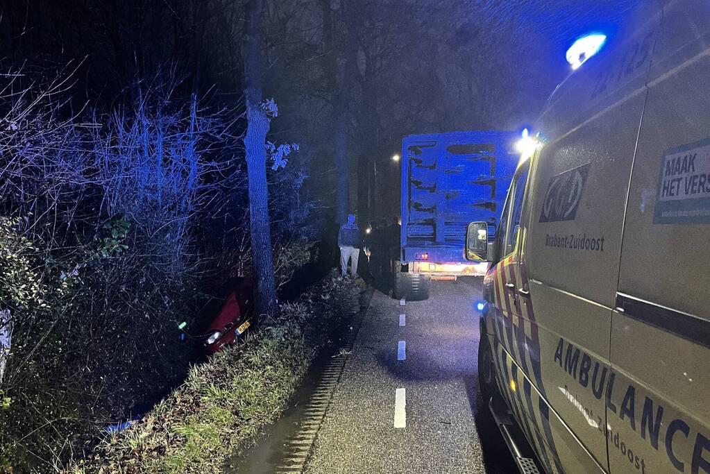 Automobilist belandt na botsing met tractor in de sloot