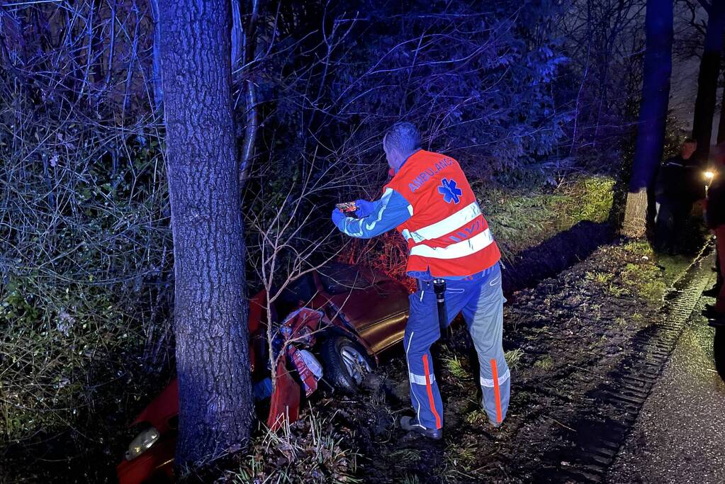 Automobilist belandt na botsing met tractor in de sloot