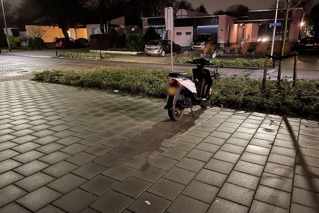 Schade na ongeval tussen auto en scooter
