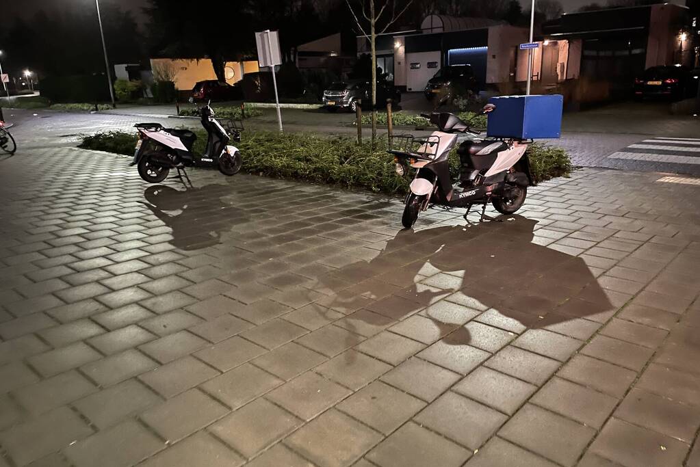 Schade na ongeval tussen auto en scooter