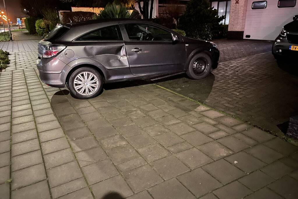 Schade na ongeval tussen auto en scooter