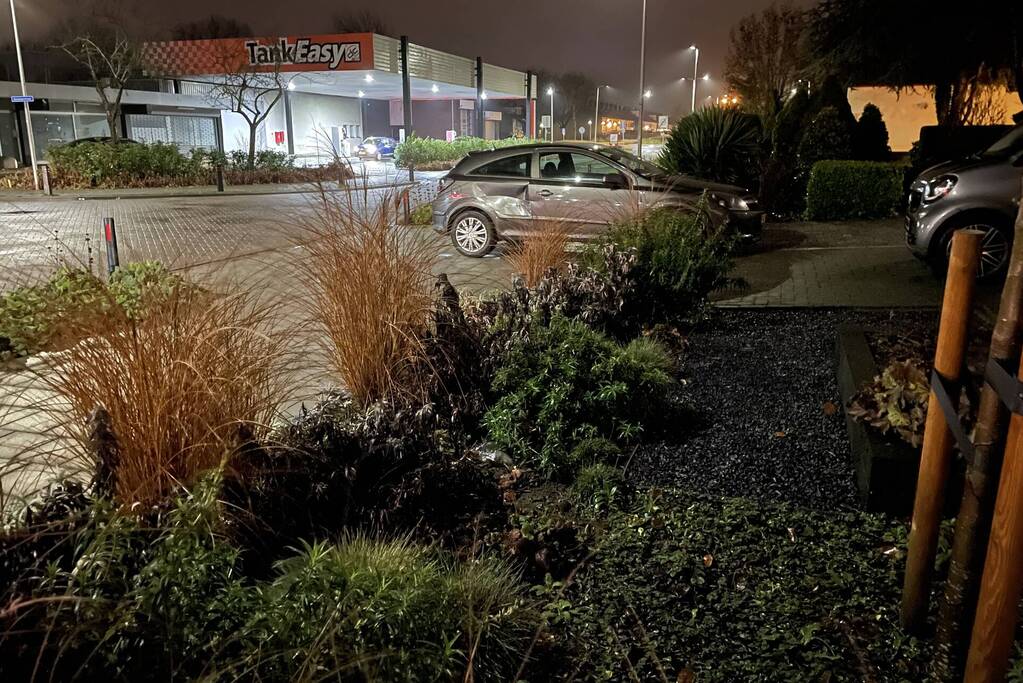 Schade na ongeval tussen auto en scooter