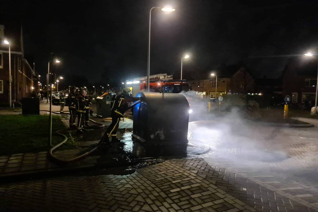 Papiercontainer vliegt in brand