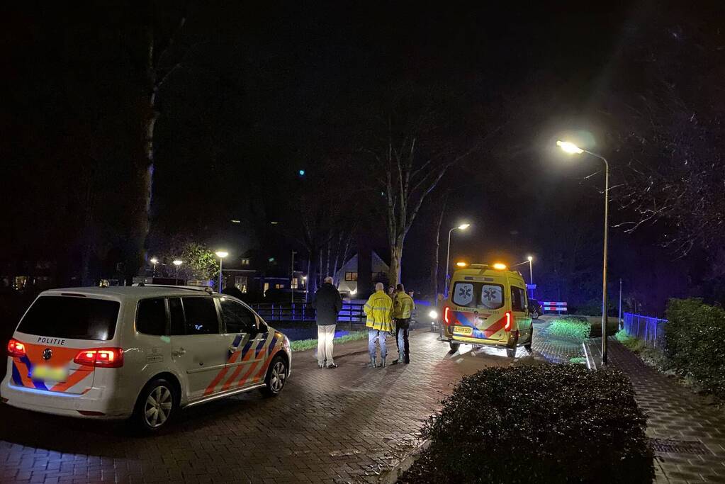 Brommerrijder botst frontaal op auto