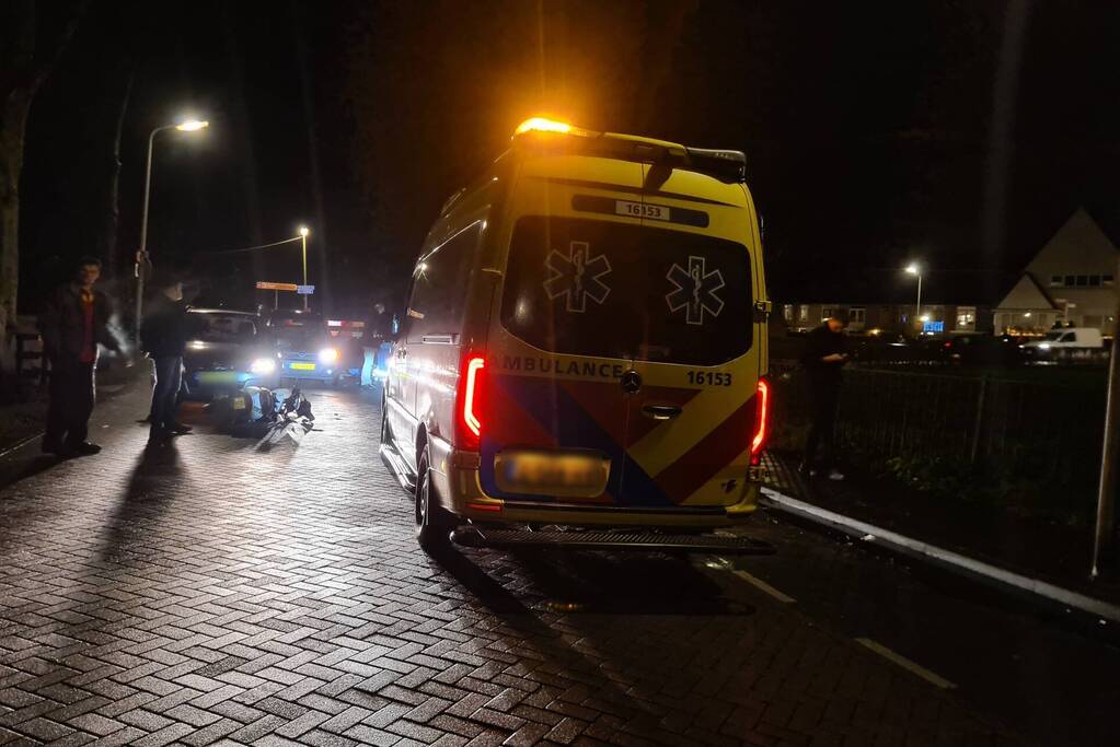 Brommerrijder botst frontaal op auto