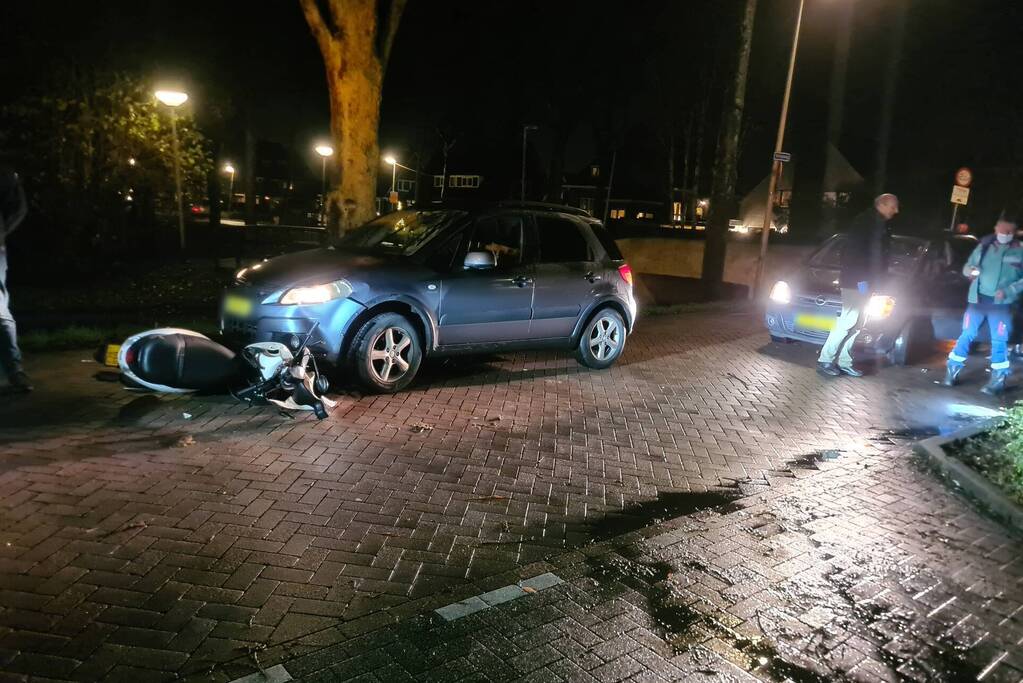 Brommerrijder botst frontaal op auto