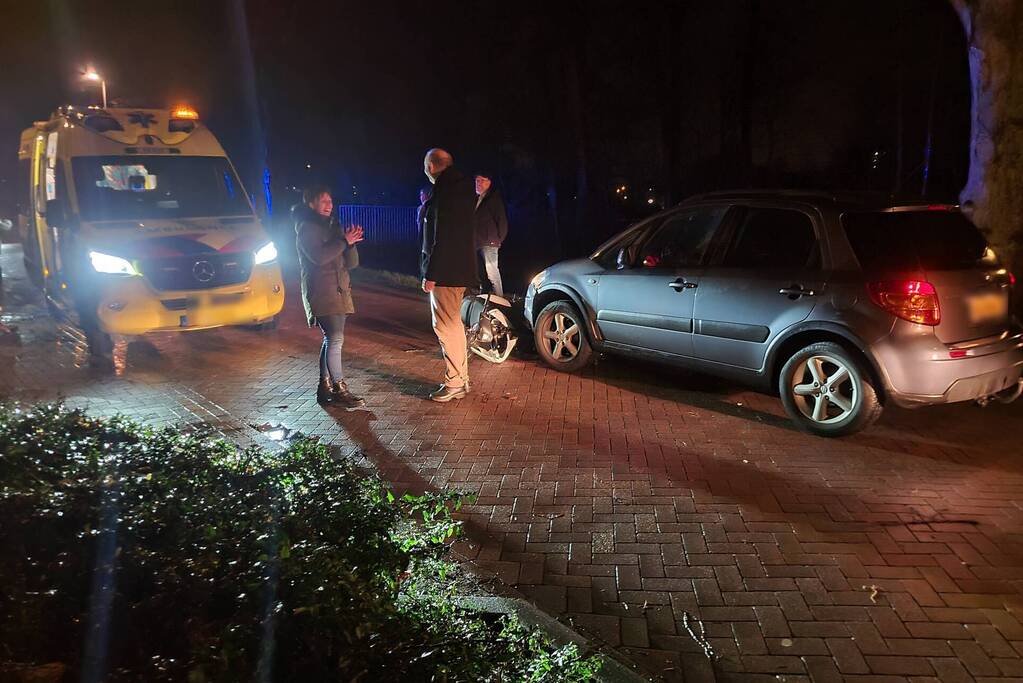 Brommerrijder botst frontaal op auto