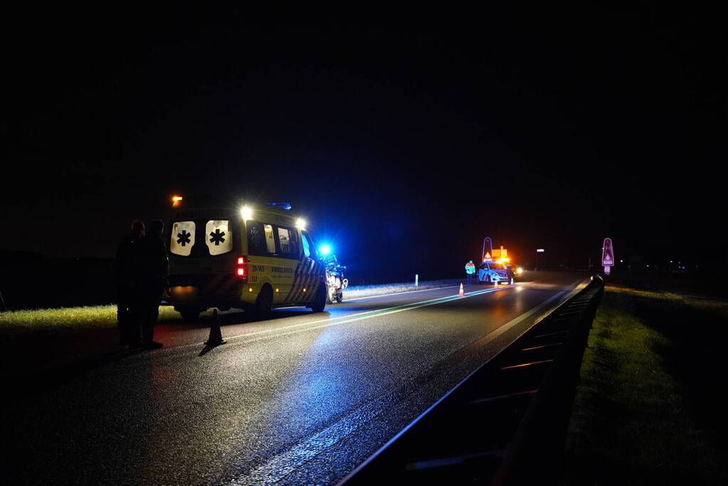 Auto raakt van de weg belandt in water