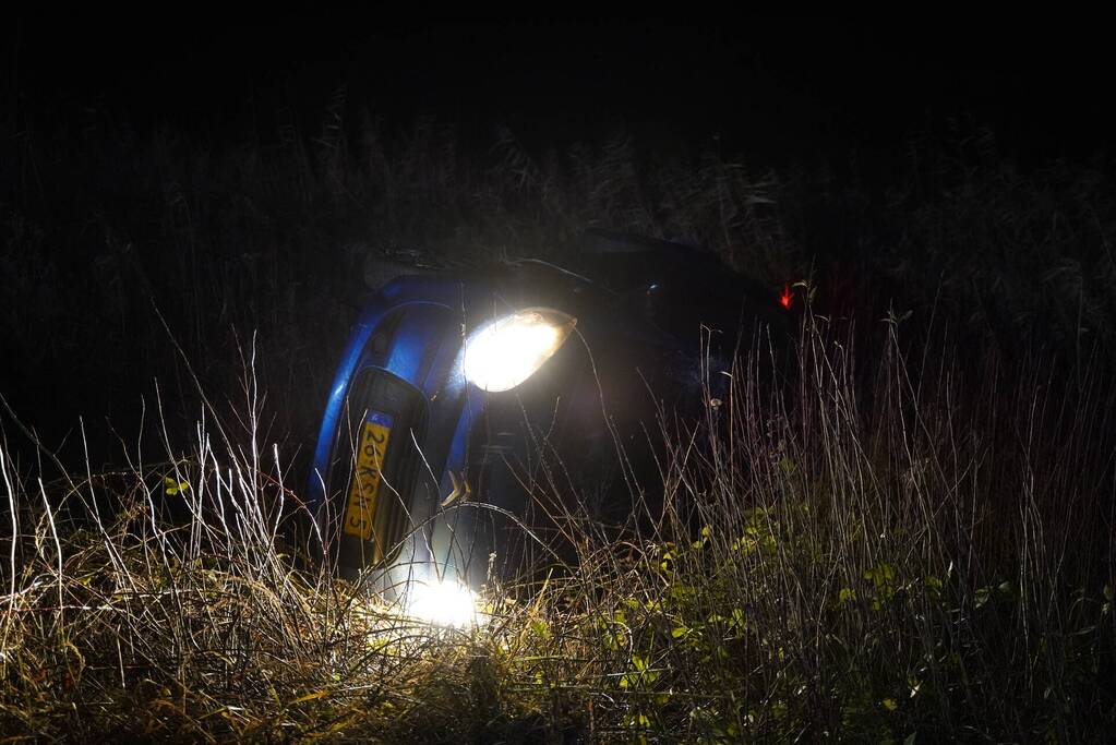 Auto raakt van de weg belandt in water