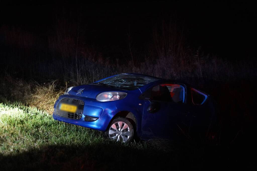 Auto raakt van de weg belandt in water