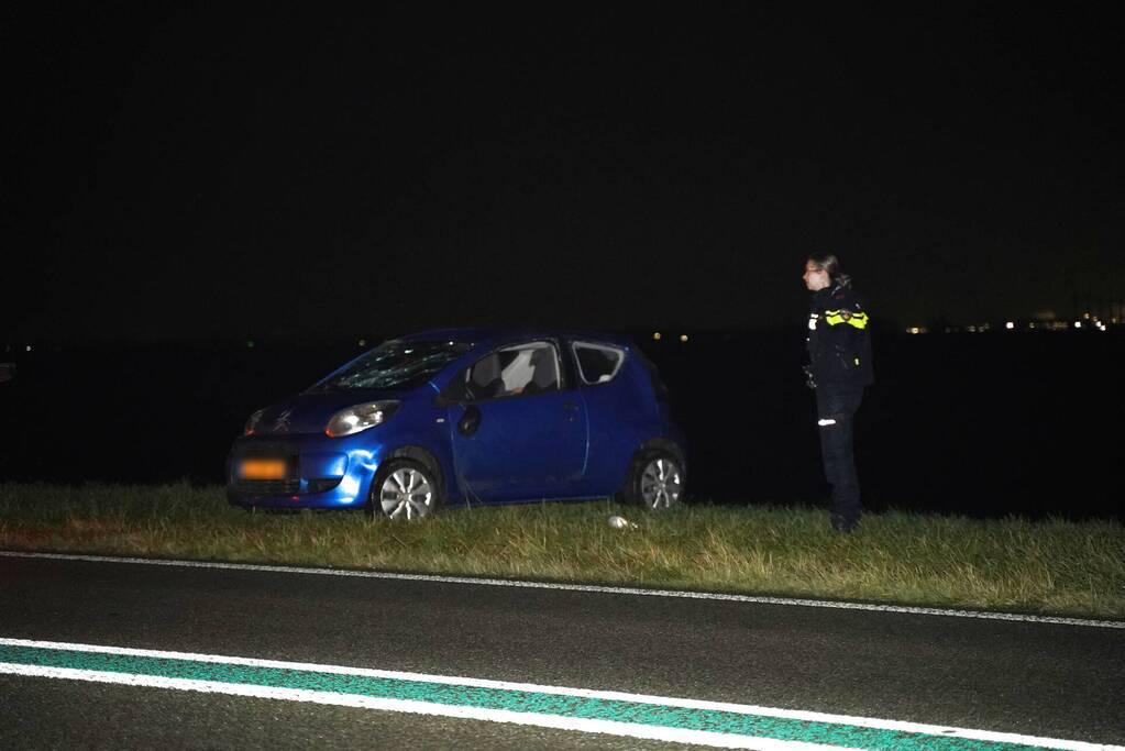 Auto raakt van de weg belandt in water